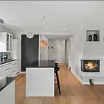 Romslig Enebolig Med Privat Hage Og Gratis Parkering Holiday home