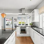 Romslig Enebolig Med Privat Hage Og Gratis Parkering Holiday home *