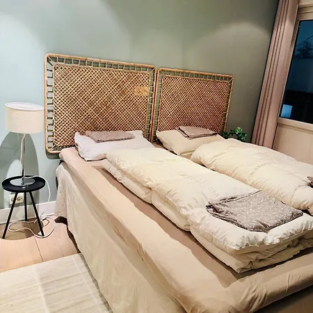 Romslig Enebolig Med Privat Hage Og Gratis Parkering Feriehus
