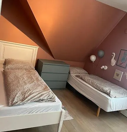 Romslig Enebolig Med Privat Hage Og Gratis Parkering Casa de Férias