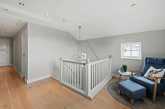 Romslig Enebolig Med Privat Hage Og Gratis Parkering