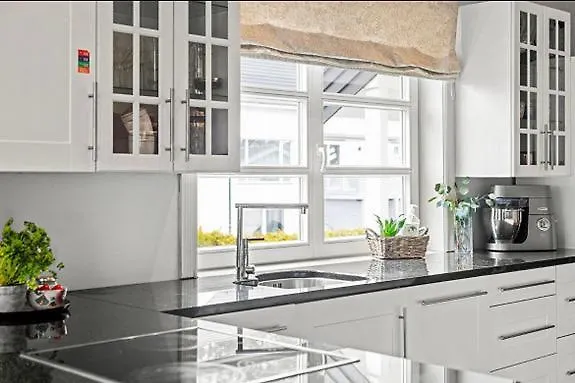 Romslig Enebolig Med Privat Hage Og Gratis Parkering Lørenskog