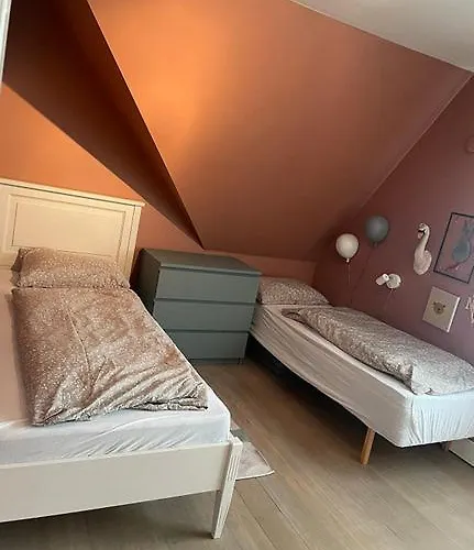 Romslig Enebolig Med Privat Hage Og Gratis Parkering Feriehus